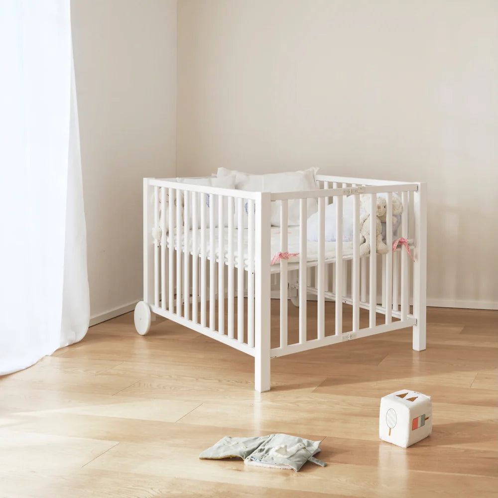 Isle of Dogs Design kravlegård i træ til baby – hvid