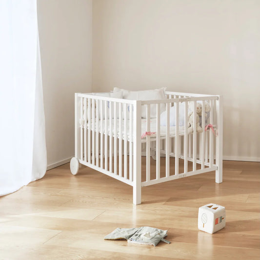 Isle of Dogs Design kravlegård i træ til baby – hvid