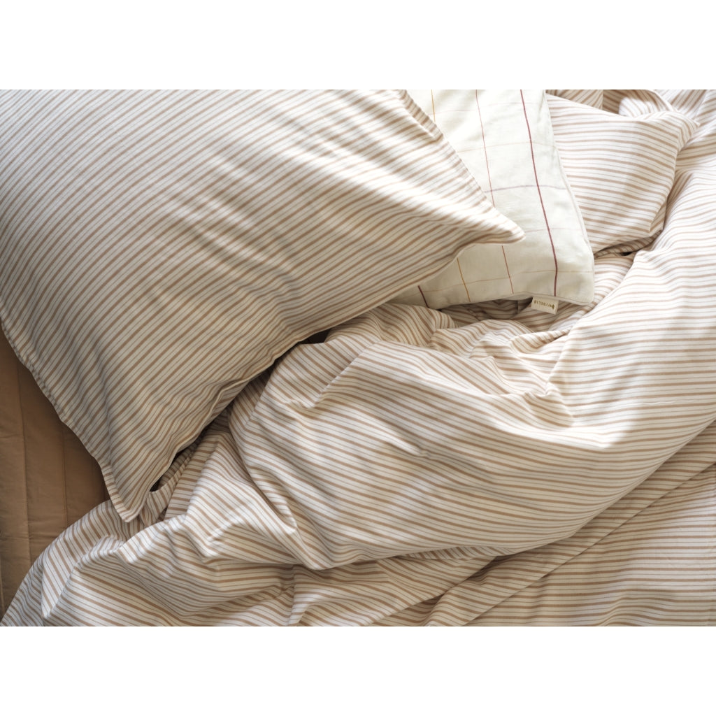 Fabelab Caramel Stripes sengetøj 140 x 200 cm – Natur/Karamel