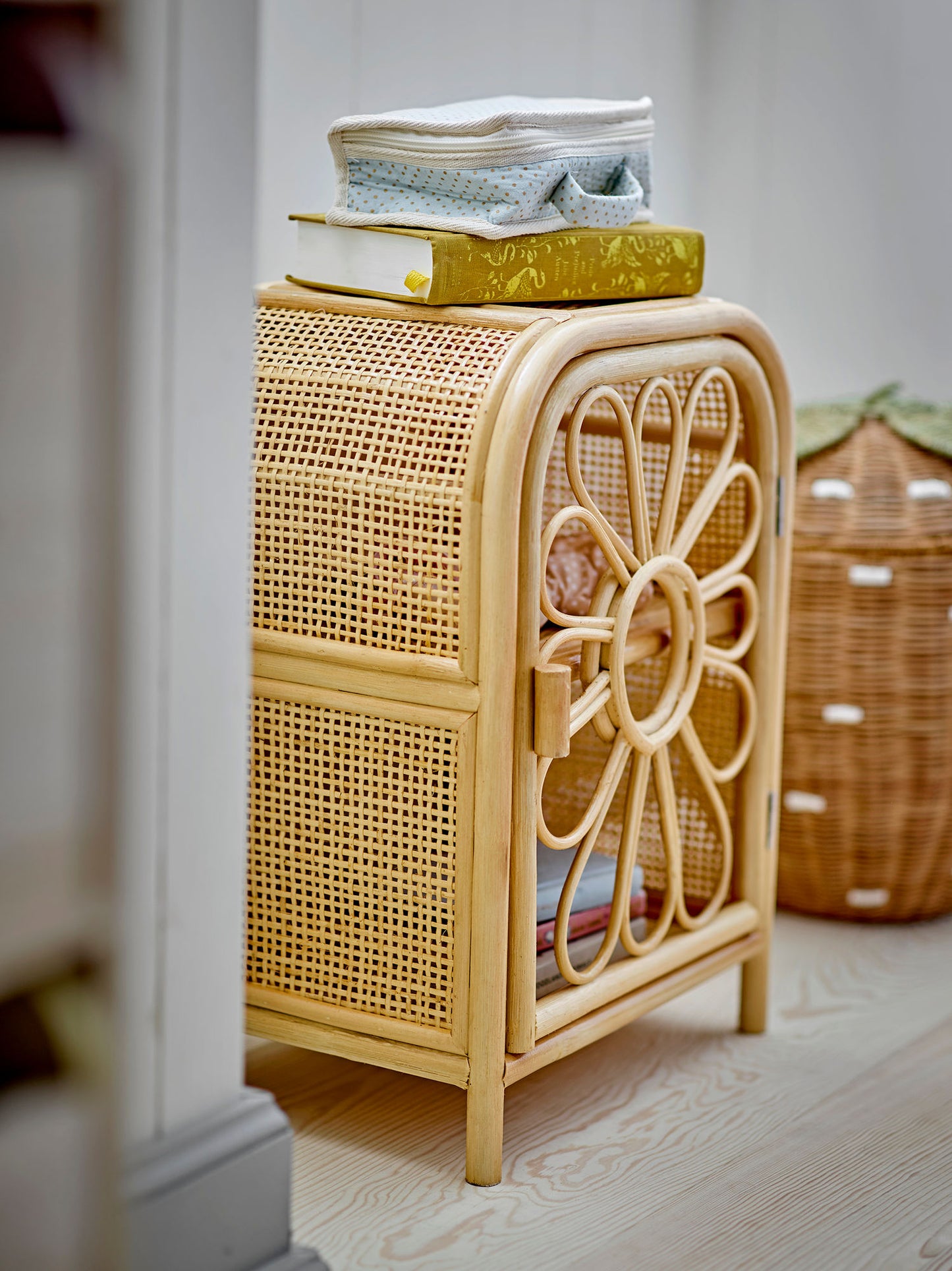 Bloomingville MINI Anuke skab – Blomstrelåge i natur, rattan