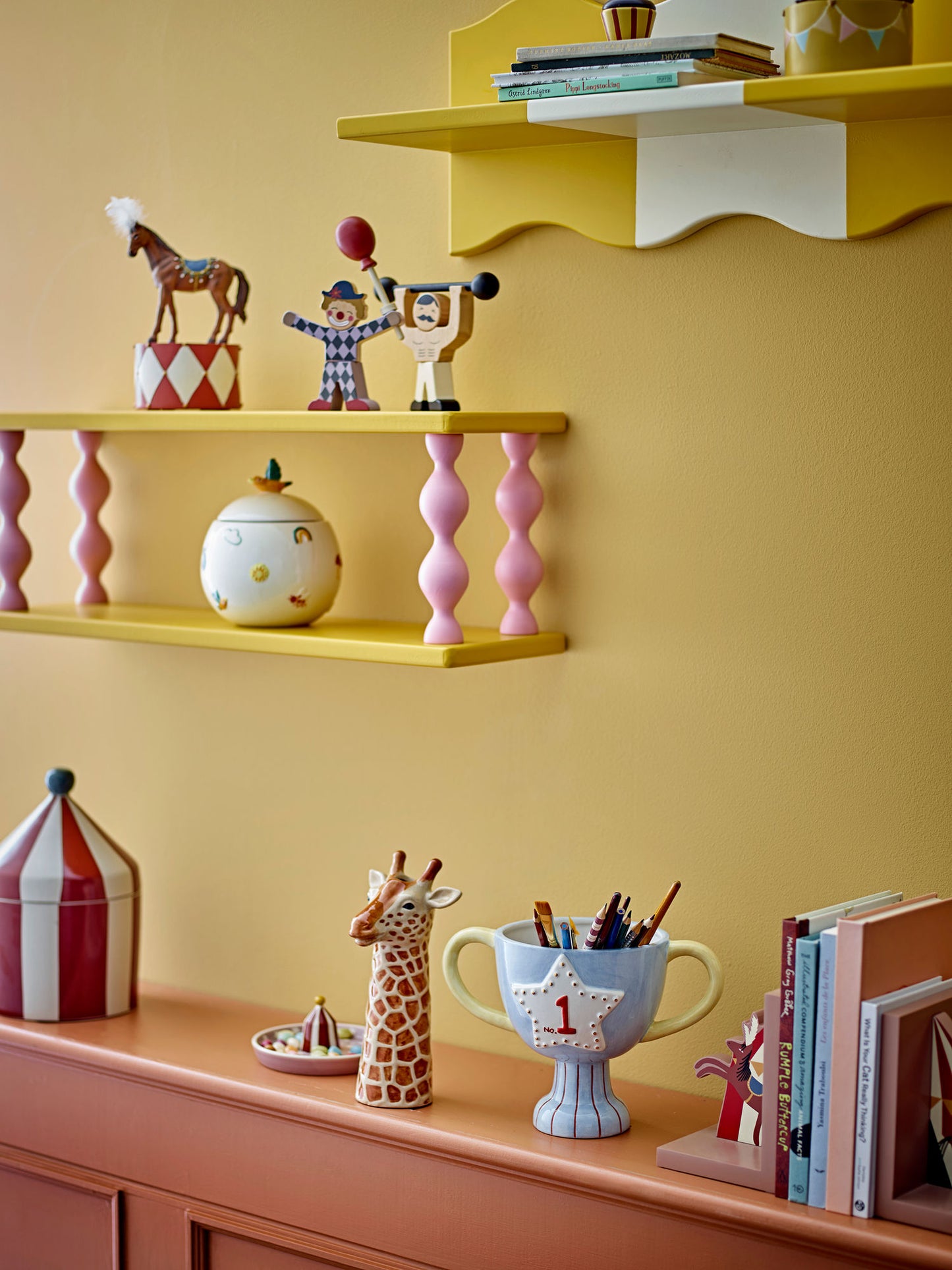 Bloomingville MINI Flor dekorationsfigur – Rød cirkushest i polyresin