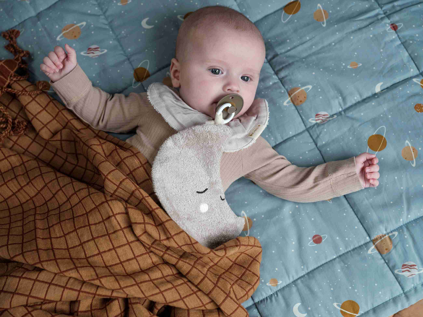 Fabelab nusseklud med sutteholder – Måne – Beige