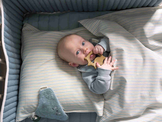 Fabelab sengetøj baby – Cottage Blue Stripes