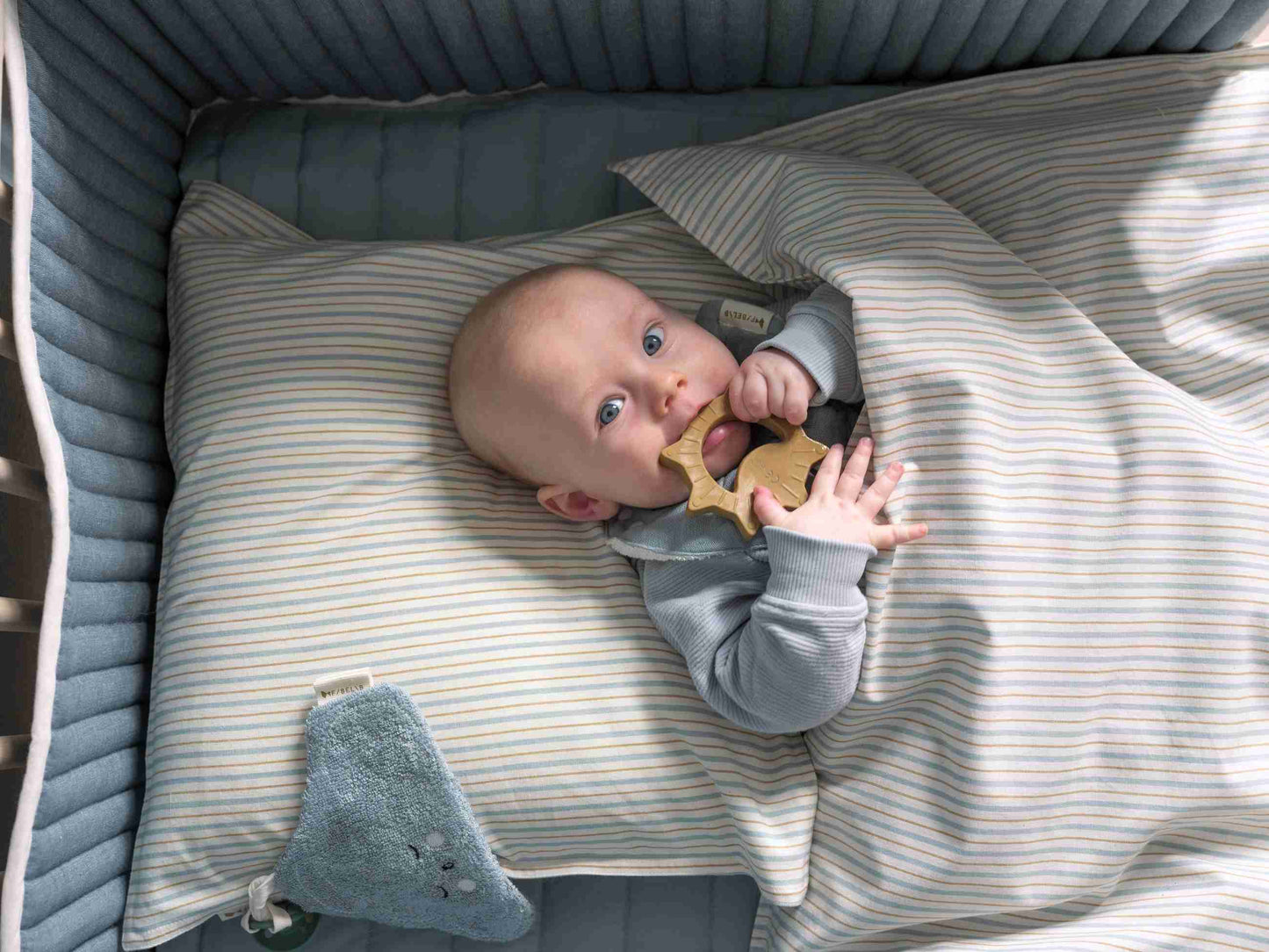 Fabelab sengetøj junior – Cottage Blue Stripes