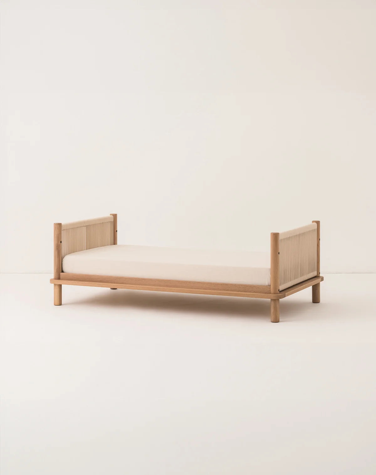Nobodinoz Latitude juniorseng i massiv eg – 70 x 140 cm
