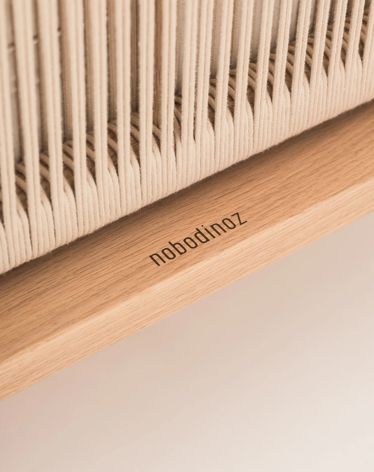 Nobodinoz Latitude juniorseng i massiv eg – 70 x 140 cm