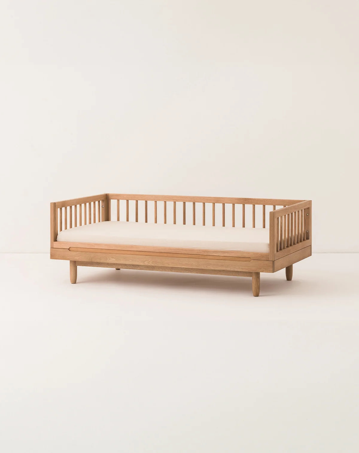 Nobodinoz Pure juniorseng i massiv eg – 70 x 140 cm