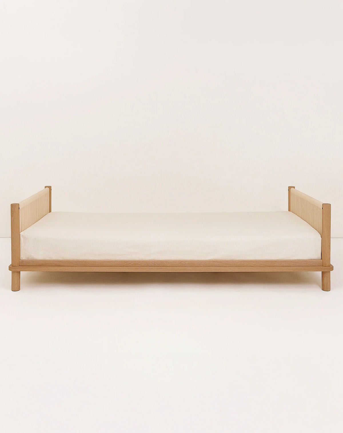 Nobodinoz Latitude børneseng i massiv eg – 90 x 200 cm