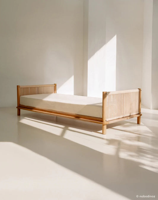Nobodinoz Latitude børneseng i massiv eg – 90 x 200 cm