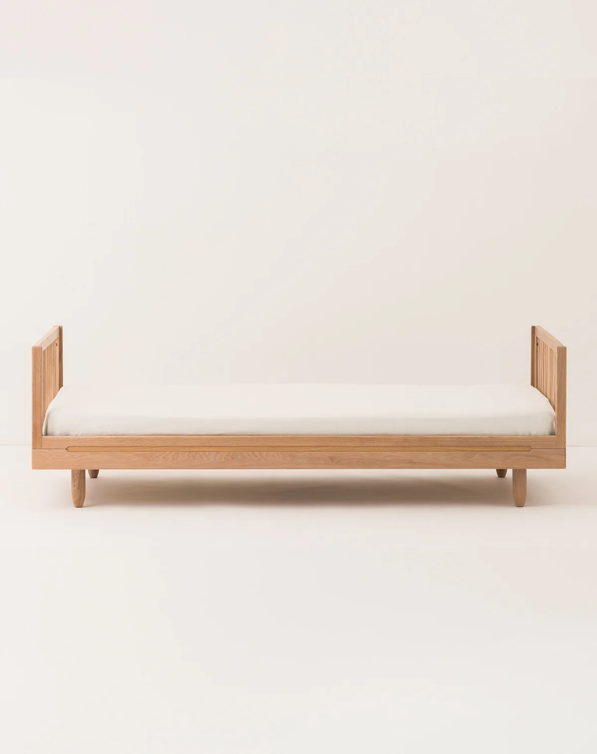 Nobodinoz Pure børneseng inkl. sengeheste i massiv eg – 90 x 200 cm