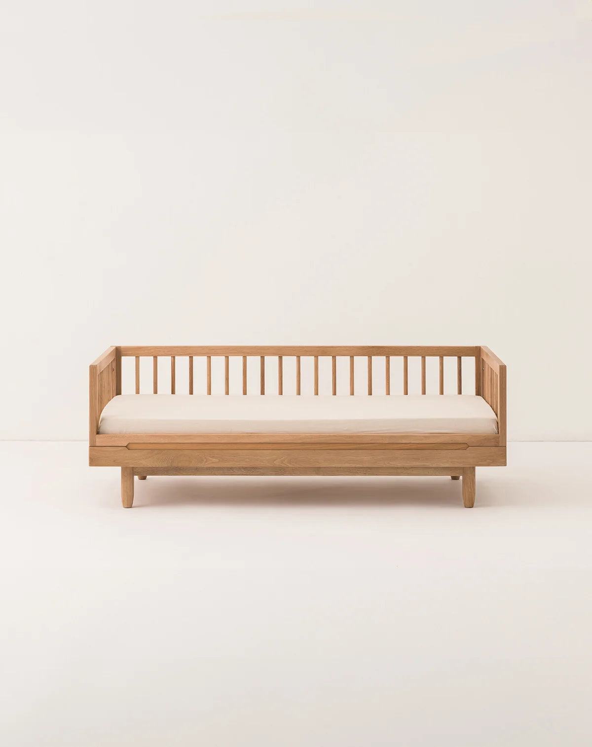 Nobodinoz Pure juniorseng i massiv eg – 70 x 140 cm