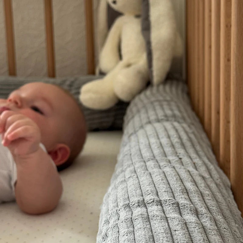 Meowbaby sengeslange til babyseng – Grå