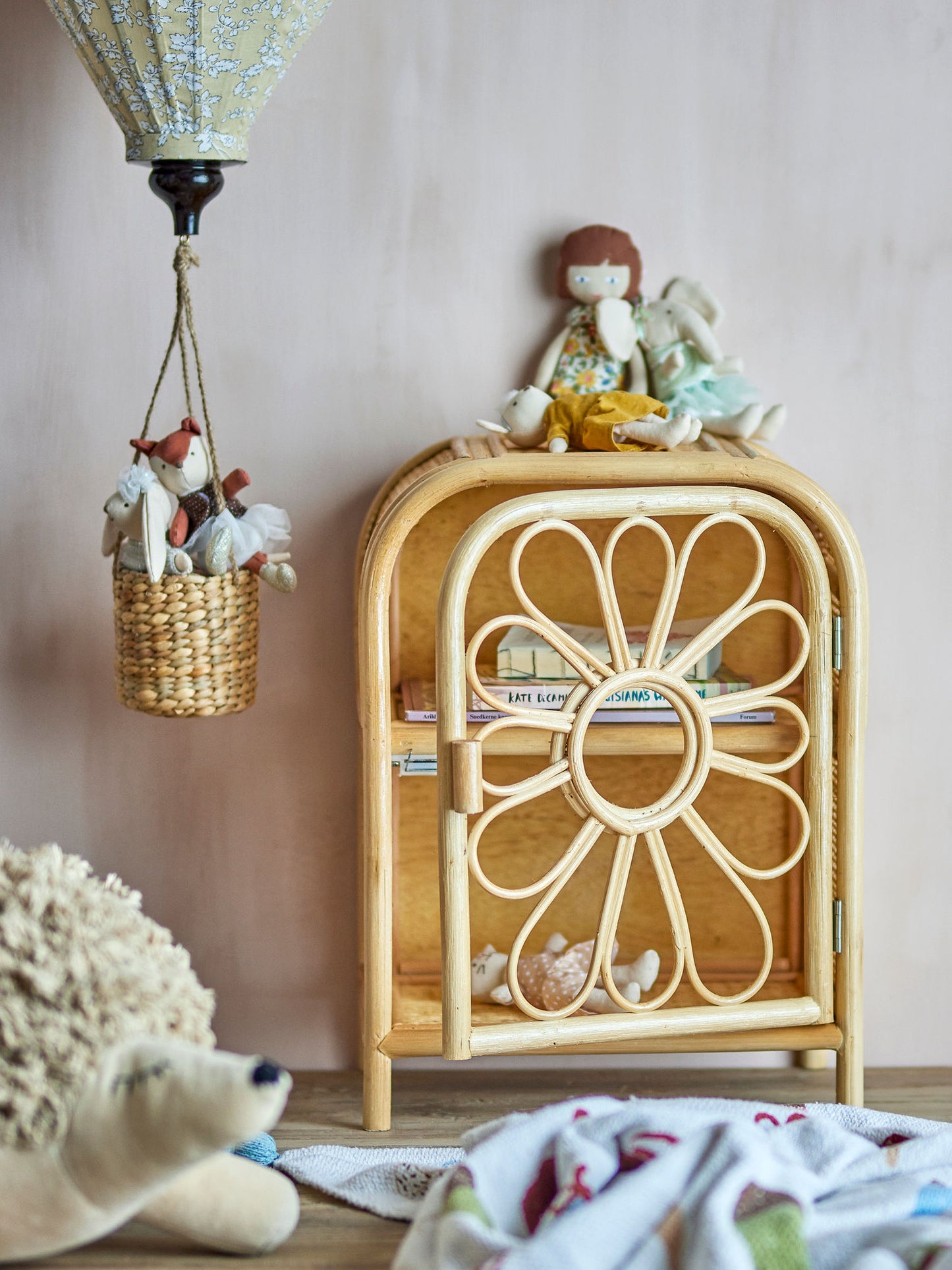 Bloomingville MINI Anuke skab – Blomstrelåge i natur, rattan