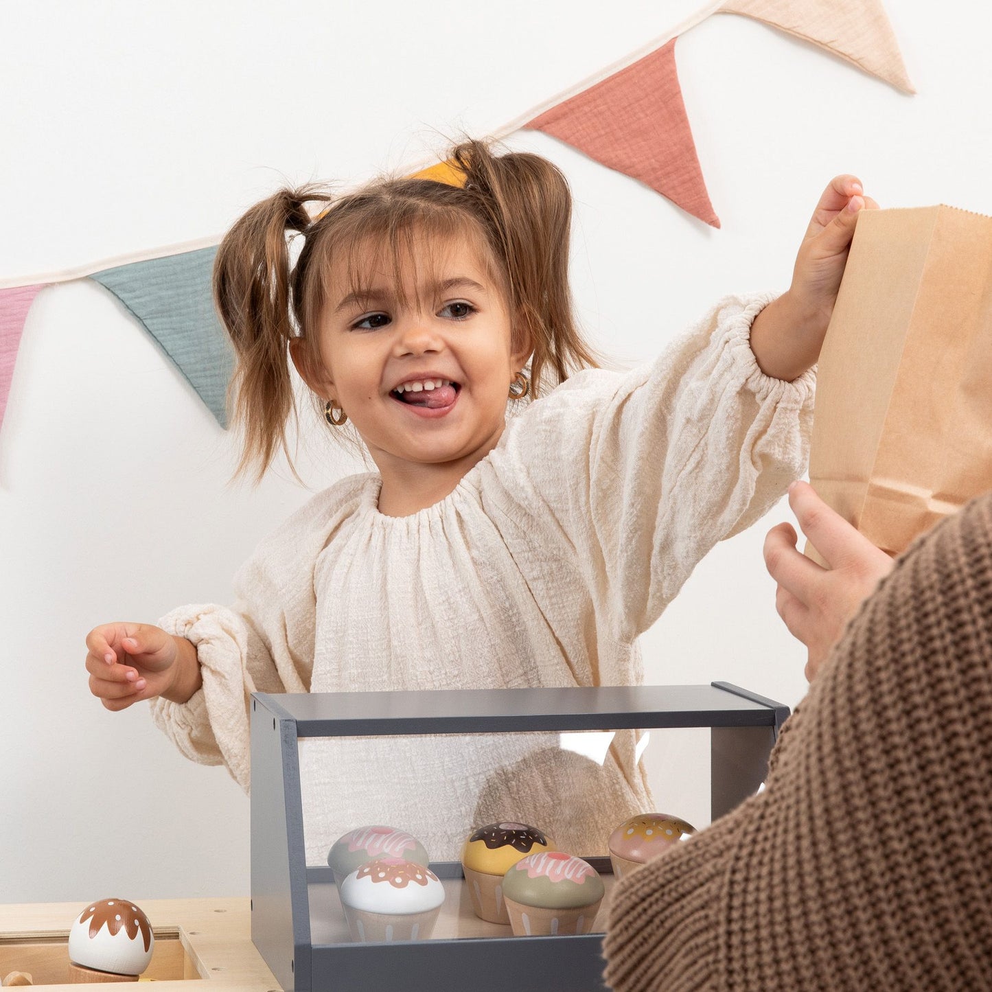 MUSTERKIND indkøbsbutik Bollea – varm grå/natur