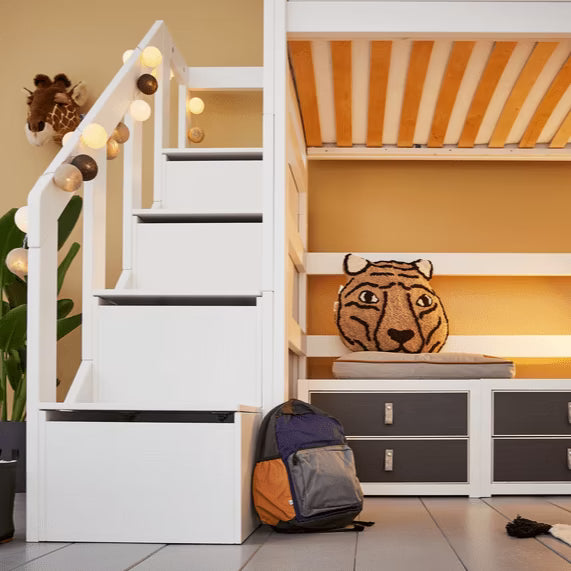 LIFETIME Kidsrooms højseng 177 cm med trappe – 120x200 cm – hvid