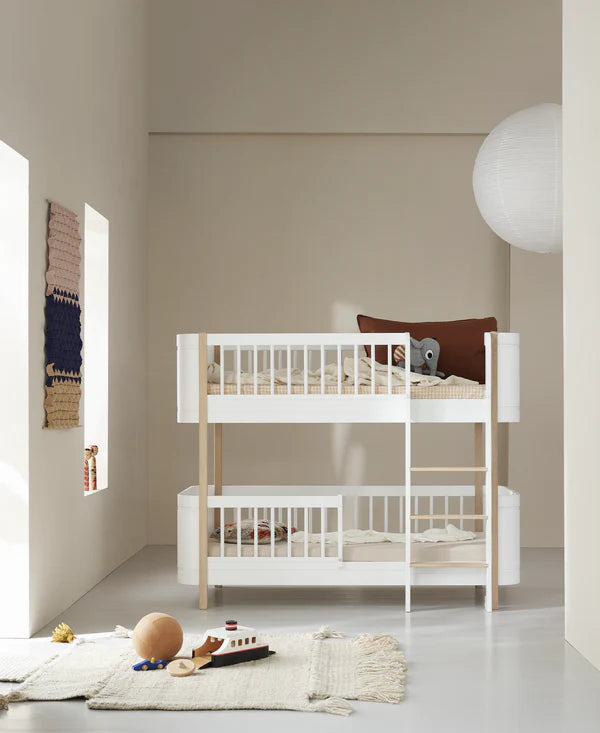 Oliver Furniture Wood Mini+ halvhøj køjeseng i hvid/eg – 68x162 cm