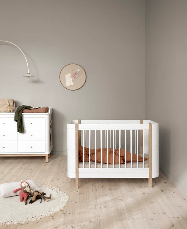 Oliver Furniture Wood Mini+ tremmeseng i hvid/eg – 68x122 cm