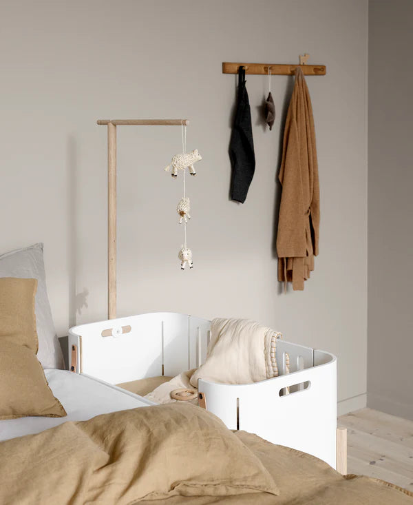 Oliver Furniture Wood co-sleeper inkl. ombygning til bænk 42×82 cm – hvid/eg
