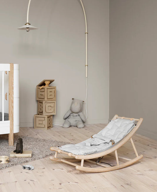 Oliver Furniture Wood baby- og juniorvippestol – eg/grå