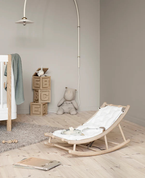 Oliver Furniture Wood baby- og juniorvippestol – eg/hvid