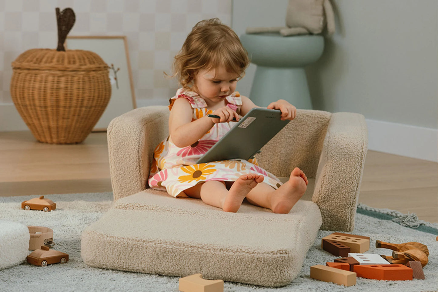 Shappy Lumi Lænestol Teddy – 2-i-1 børnestol og liggemåtte - Light Beige
