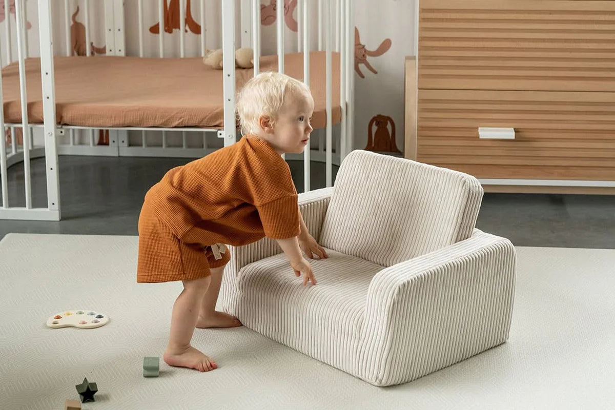 Shappy Lumi lænestol i fløjl – 2-i-1 børnestol og liggemåtte - Vanilla