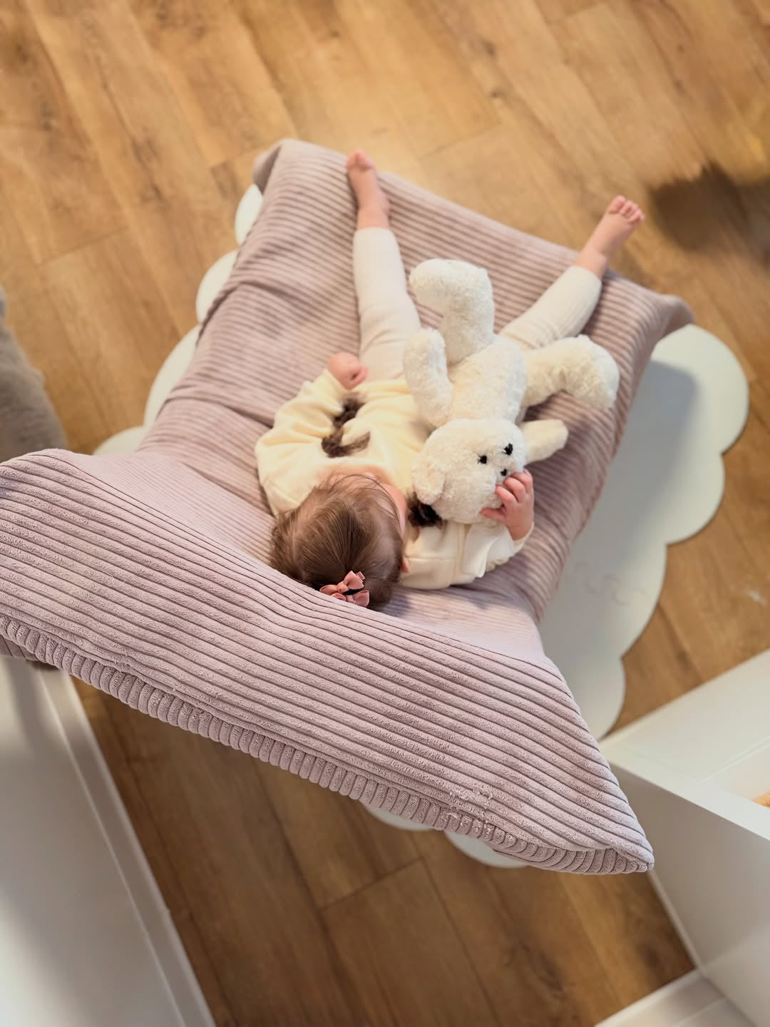 Plush Nest MOONI ergonomisk lænestol til børn – light pink, premium corduroy
