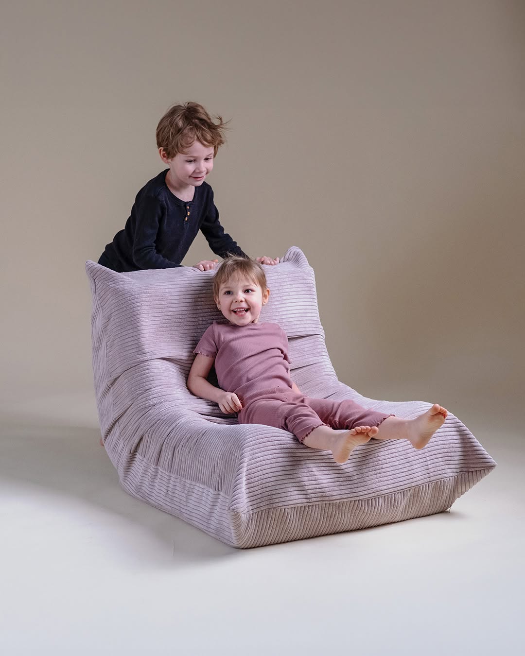 Plush Nest MOONI ergonomisk lænestol til børn – light pink, premium corduroy