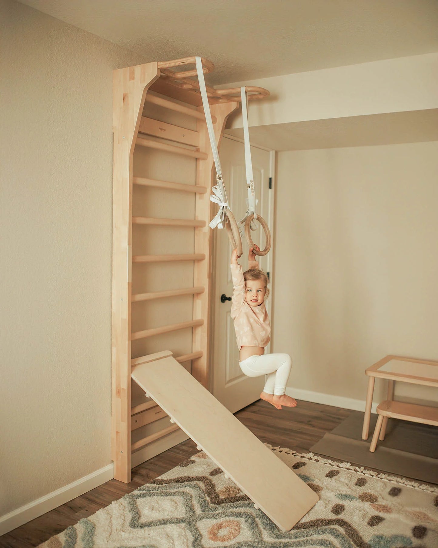 FitWood AARNI vægribbe med pull-up greb 220 cm - birk