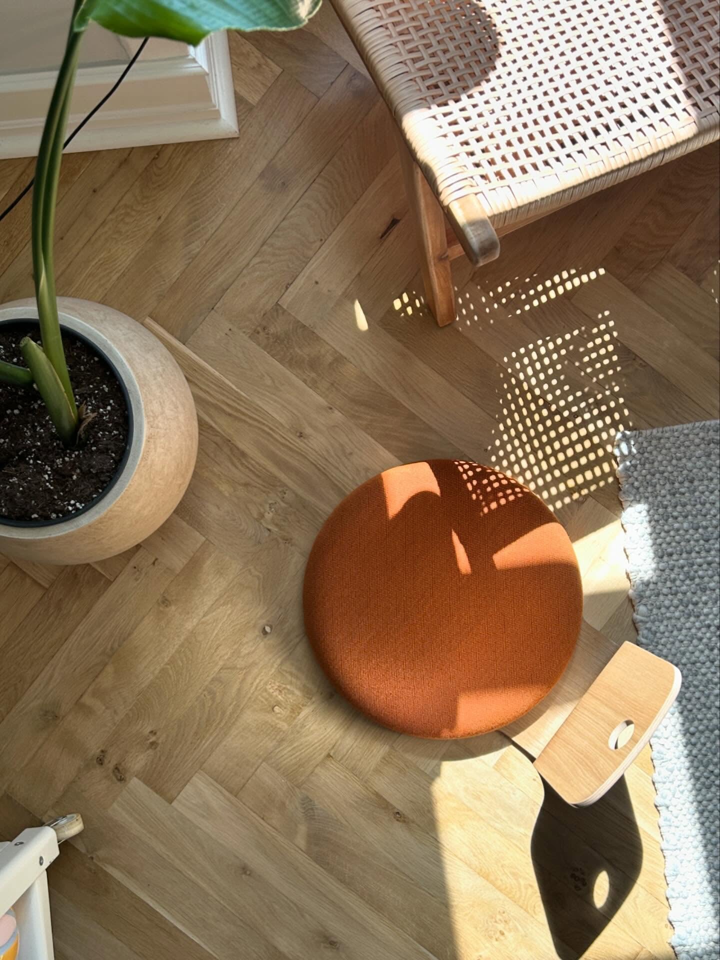 Høgh & Lange Samu gulvstol i egetræ – orange
