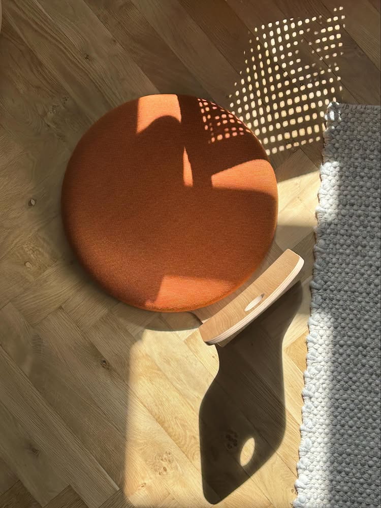 Høgh & Lange Samu gulvstol i egetræ – orange