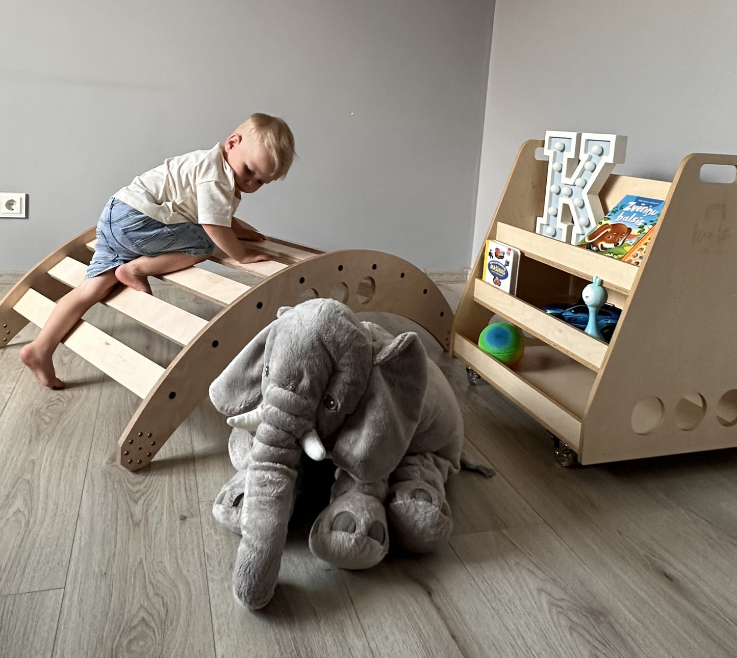 Luula Berta Montessori Bogreol på Hjul – Opbevaring og Rolleleg