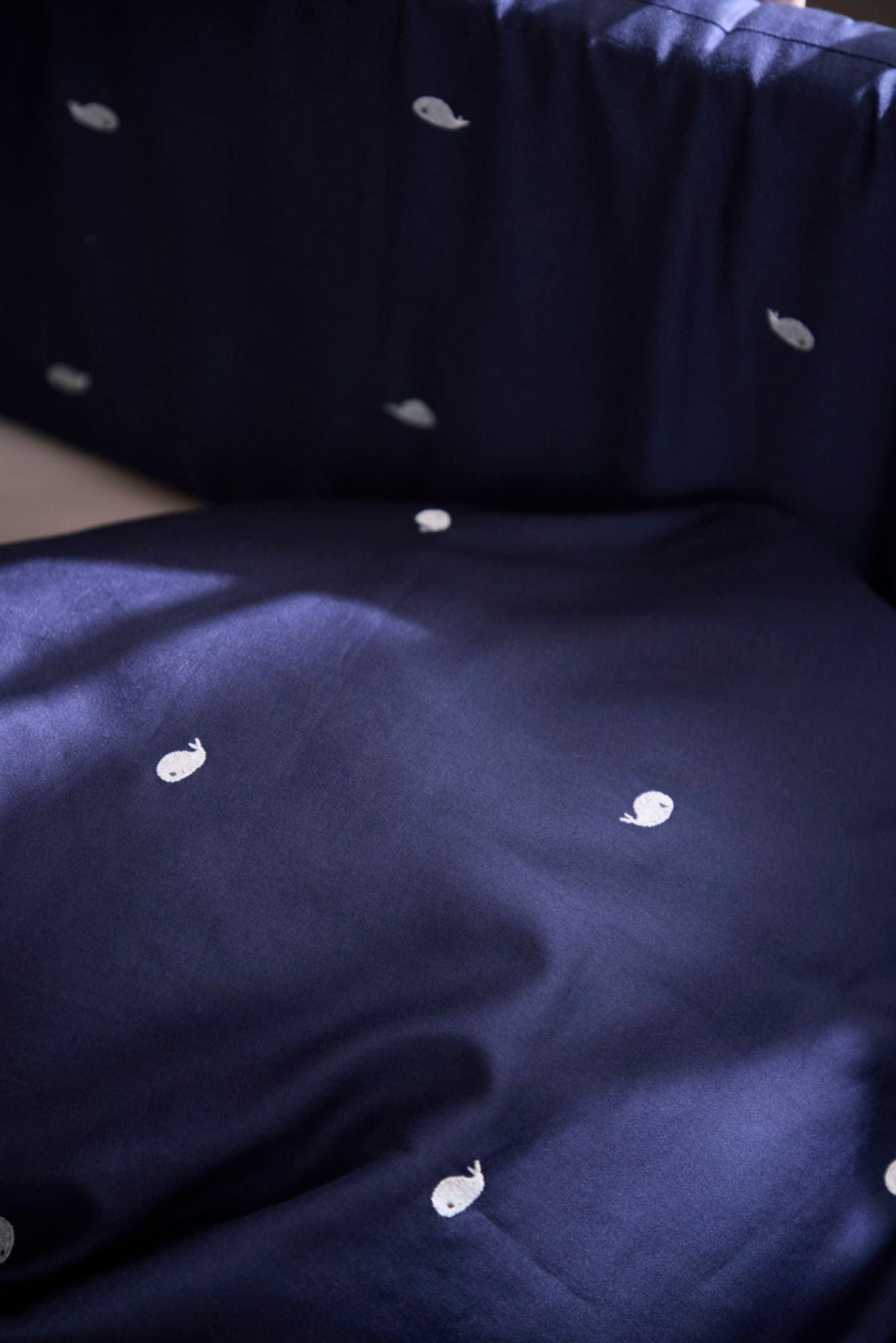 Filibabba junior sengetøj GOTS (100x140 cm) – Broderet Hvalen Christian – Midnight
