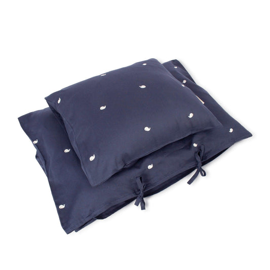Filibabba baby sengetøj GOTS (70x100 cm) – Broderet Hvalen Christian – Midnight