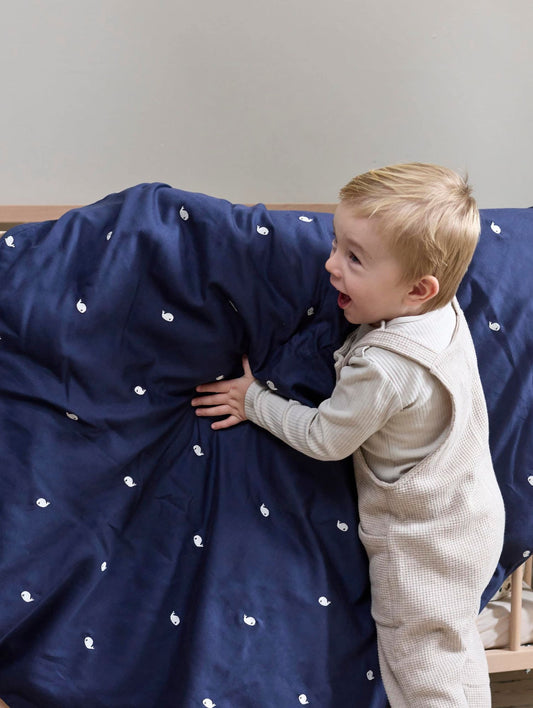 Filibabba baby sengetøj GOTS (70x100 cm) – Broderet Hvalen Christian – Midnight