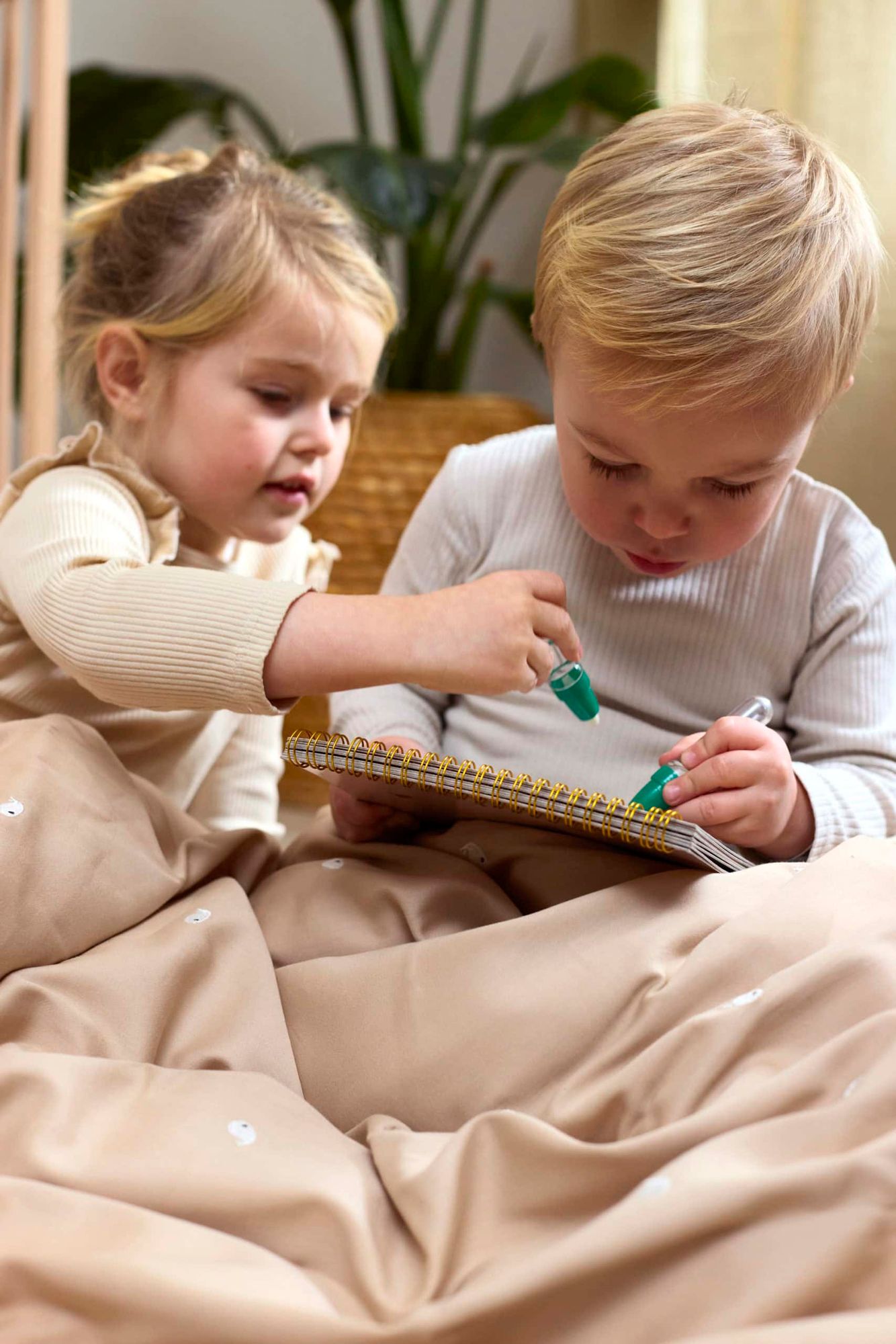 Filibabba baby sengetøj GOTS (70x100 cm) – Broderet Hvalen Christian – Warm Grey