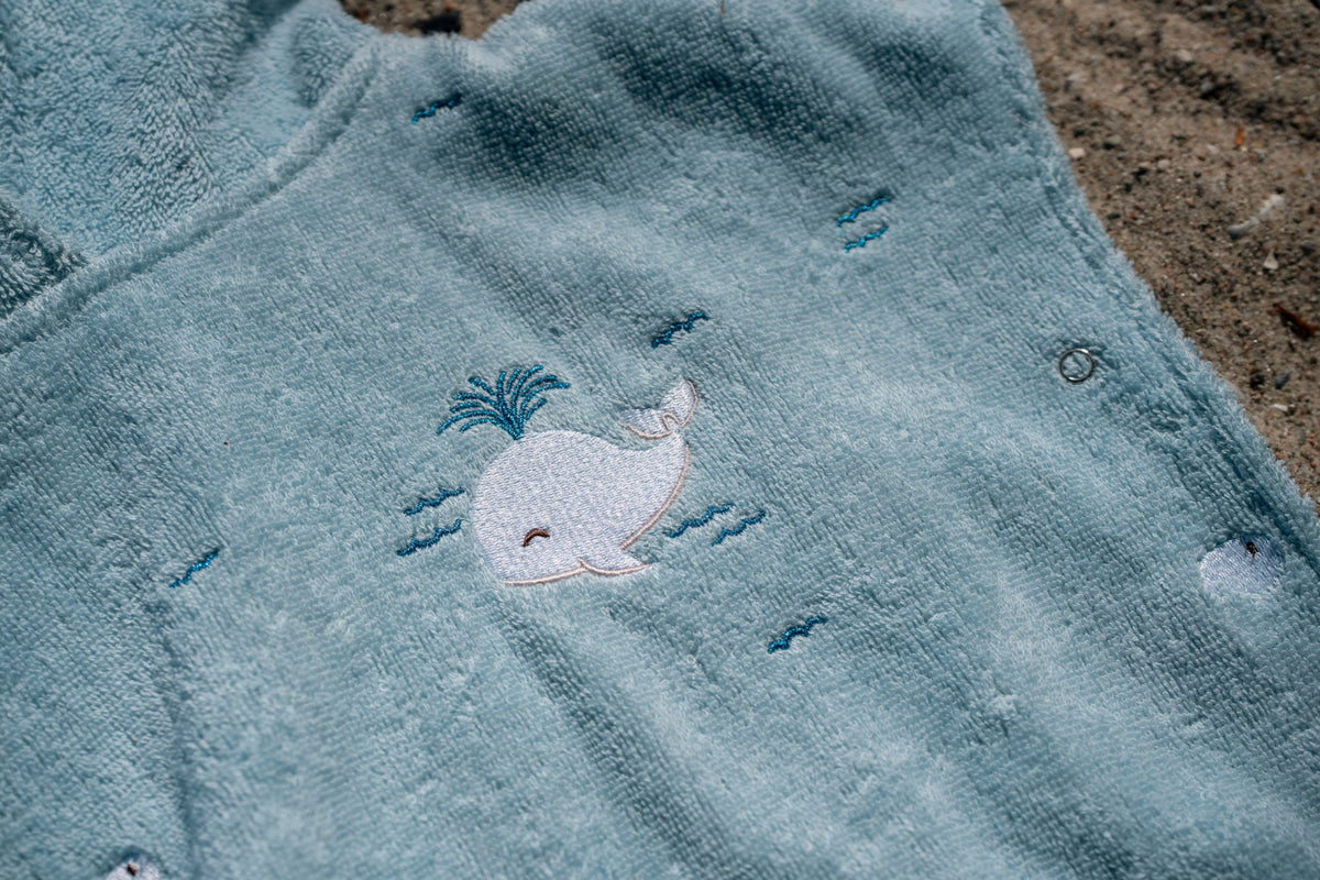 Filibabba Badeponcho m. broderi GOTS – Christian's Whale Tales
