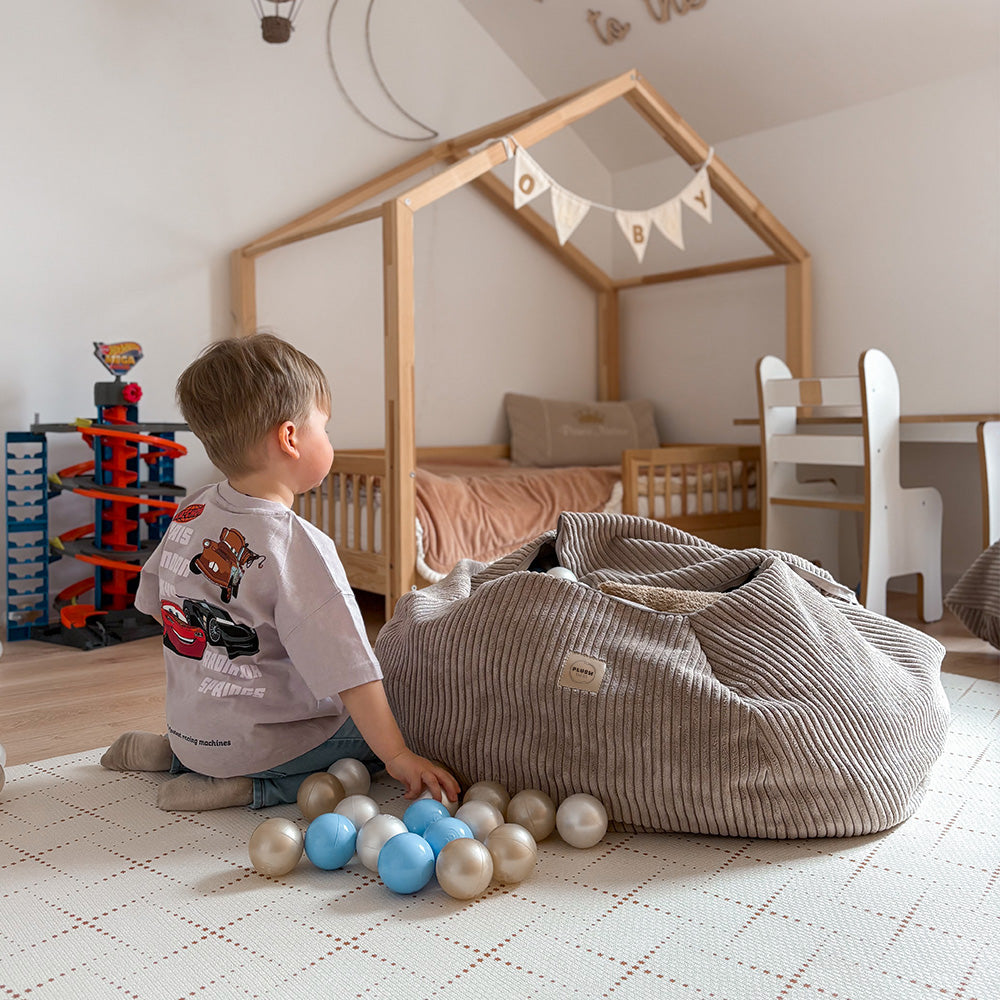 Plush Nest opbevaringspuf til bamser og legetøj i premium fløjl – beige