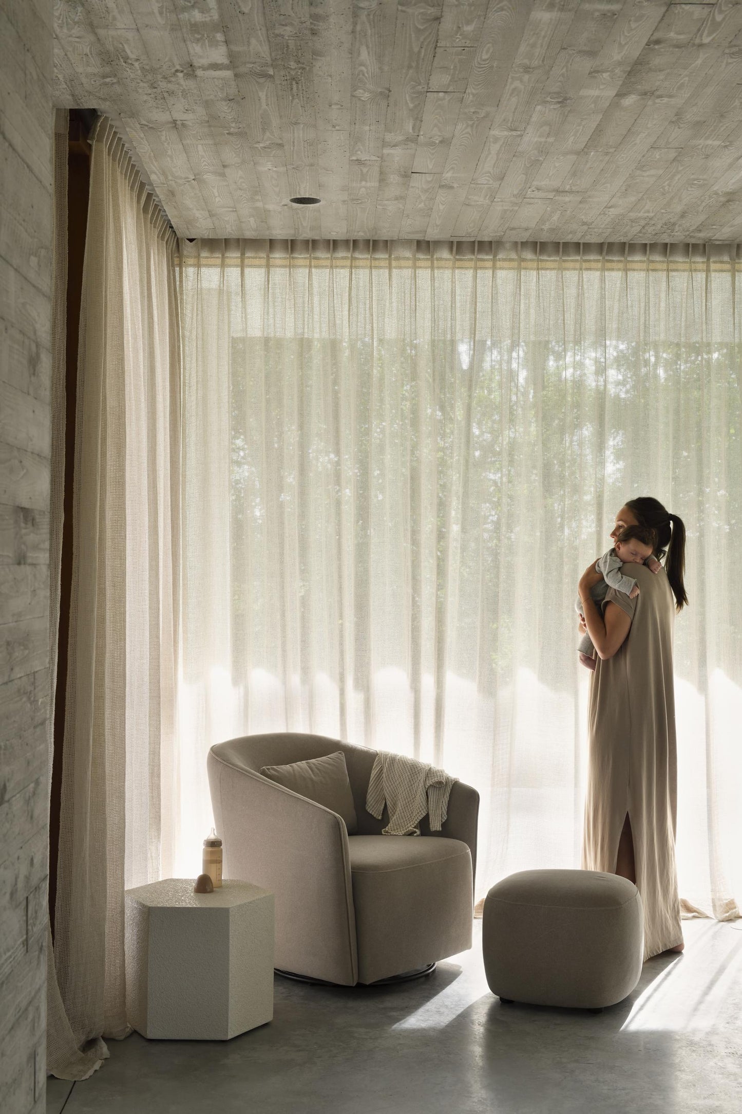 Quax Gomi dreje- og glidestol til amning – mohair latte