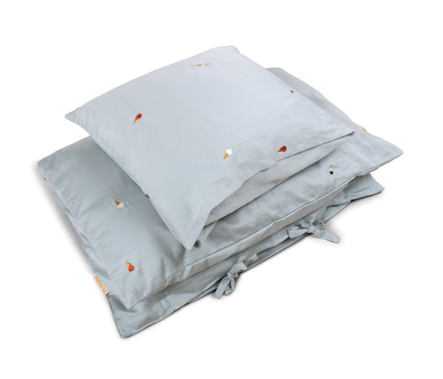 Filibabba baby sengetøj GOTS (70x100 cm) – Broderet Cool Summer – Pearl Blue