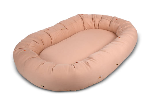 Filibabba Babynest 2. generation – broderet Cool Summer design – Frappé