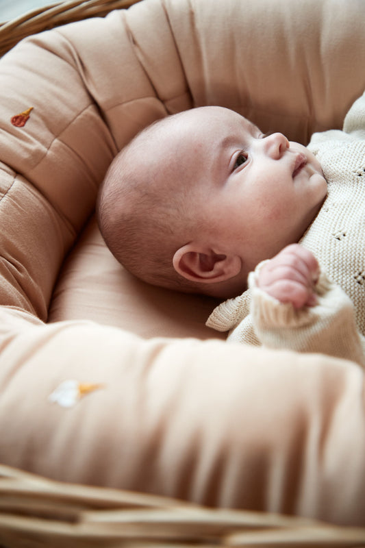 Filibabba Babynest 2. generation – broderet Cool Summer design – Frappé
