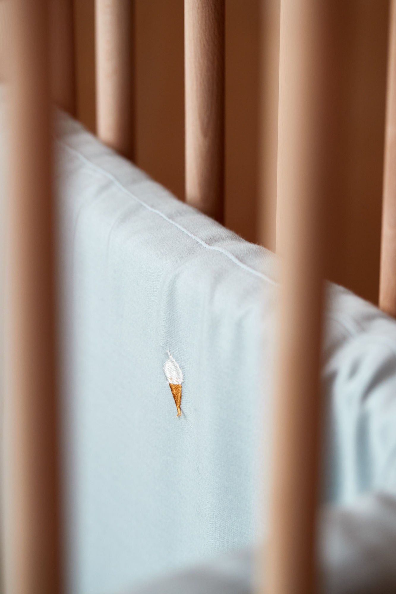 Filibabba sengerand – broderet Cool Summer design – pearl blue