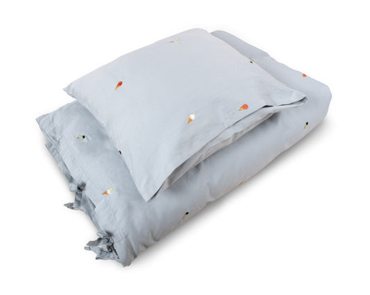 Filibabba junior sengetøj GOTS (100x140 cm) – Broderet Cool Summer – Pearl Blue
