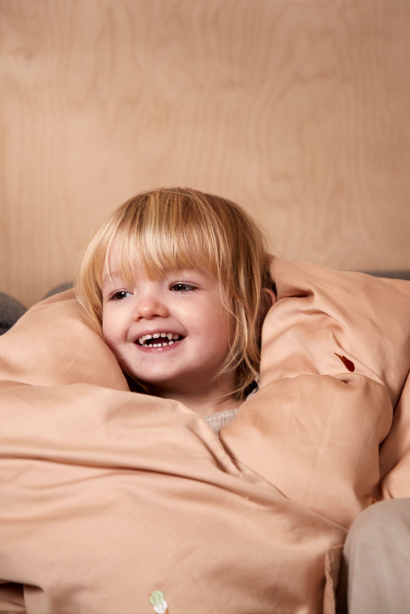 Filibabba junior sengetøj GOTS (100x140 cm) – Broderet Cool Summer – Frappé