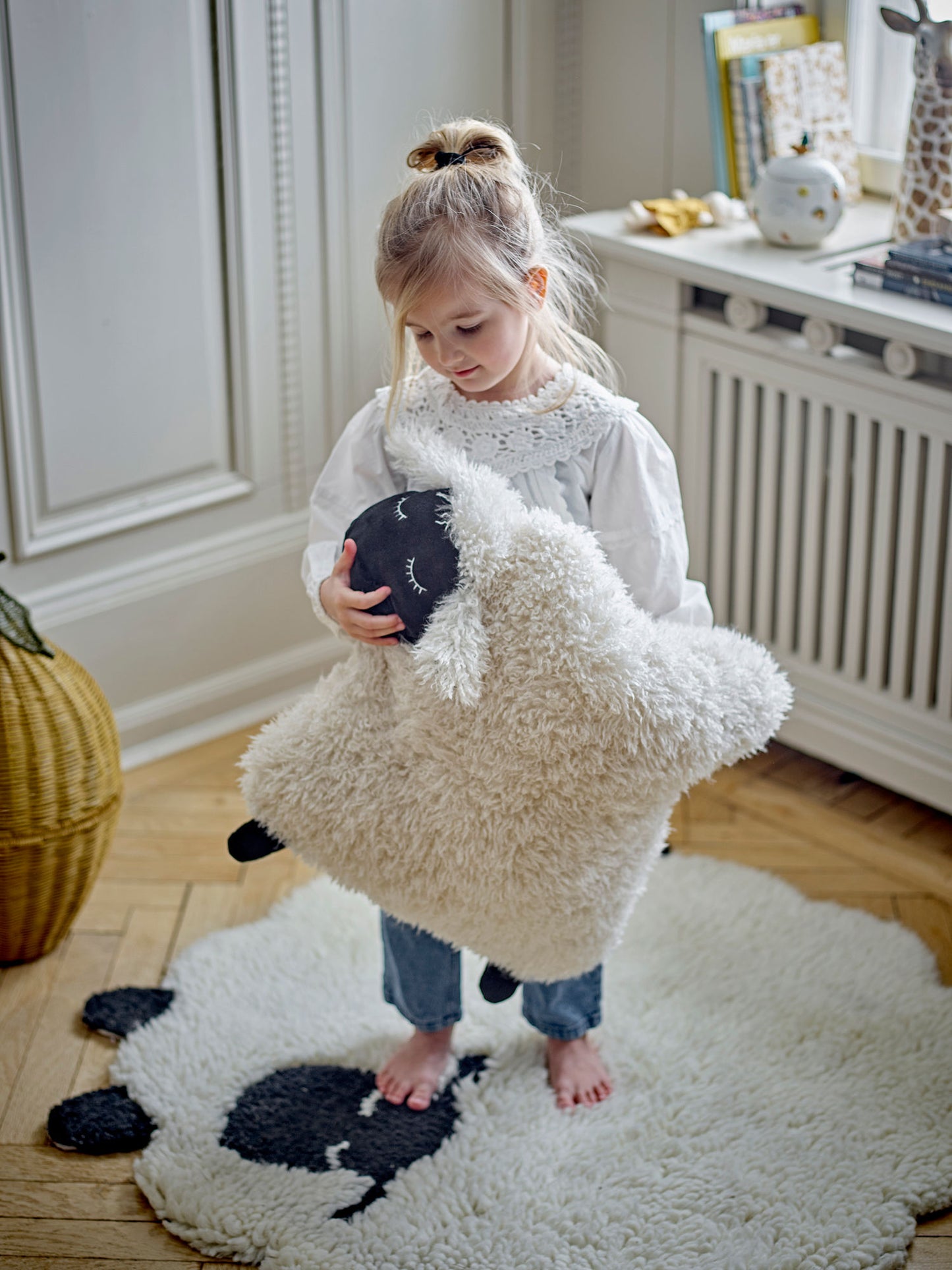 Bloomingville MINI Dolly bamse – Hvidt får i blød polyester