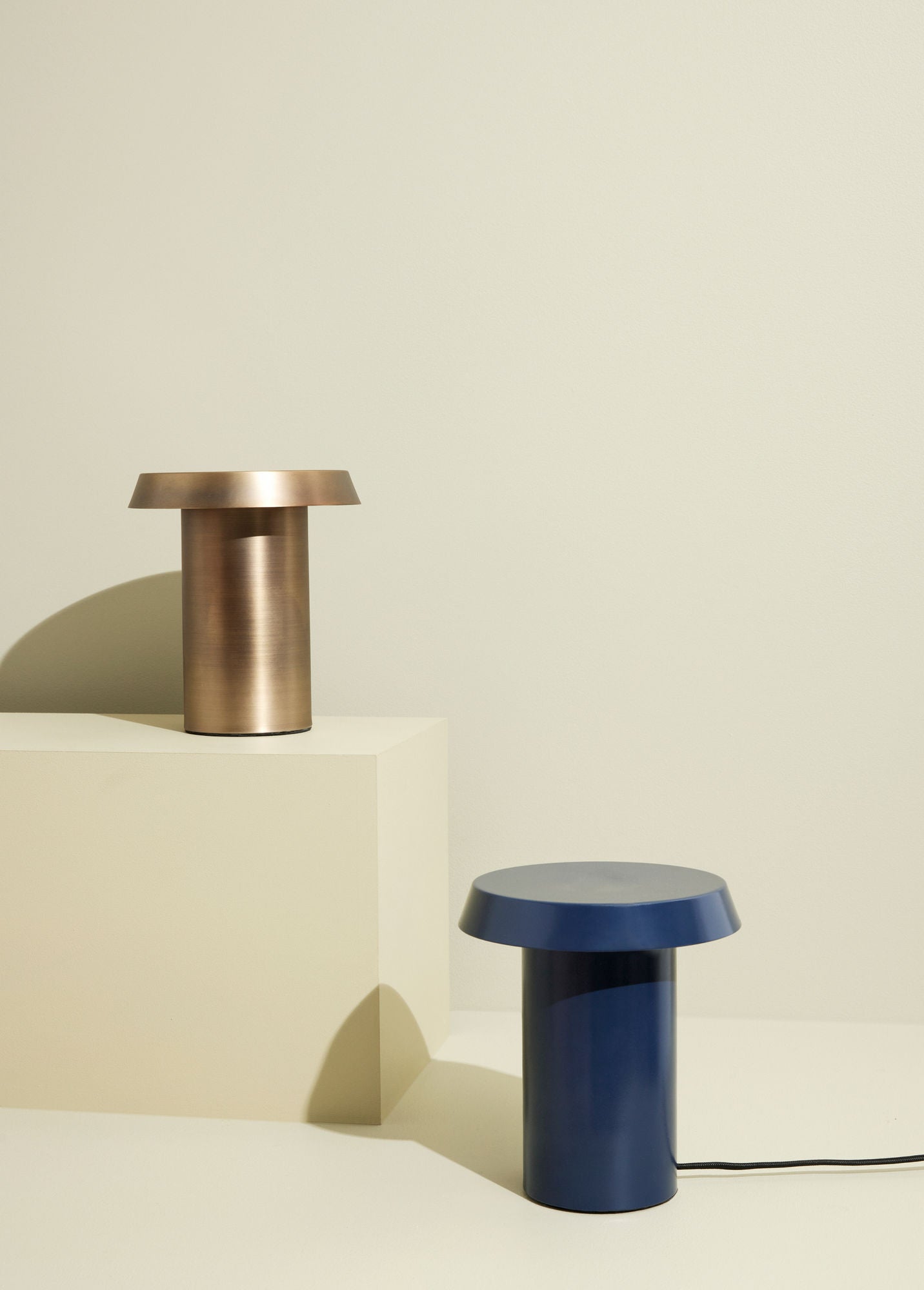Hübsch Keen bordlampe – mørkeblå