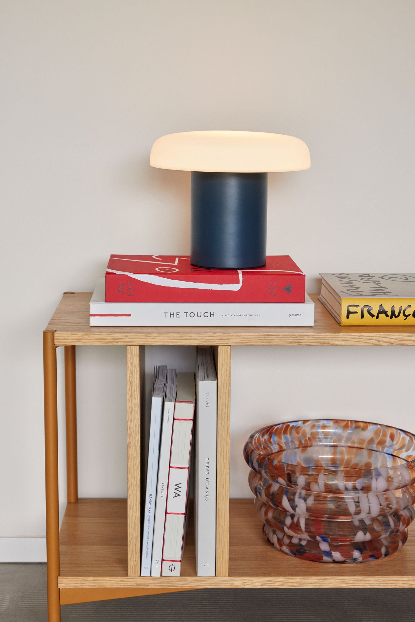 Hübsch Ateliers bordlampe – mørkeblå/hvid