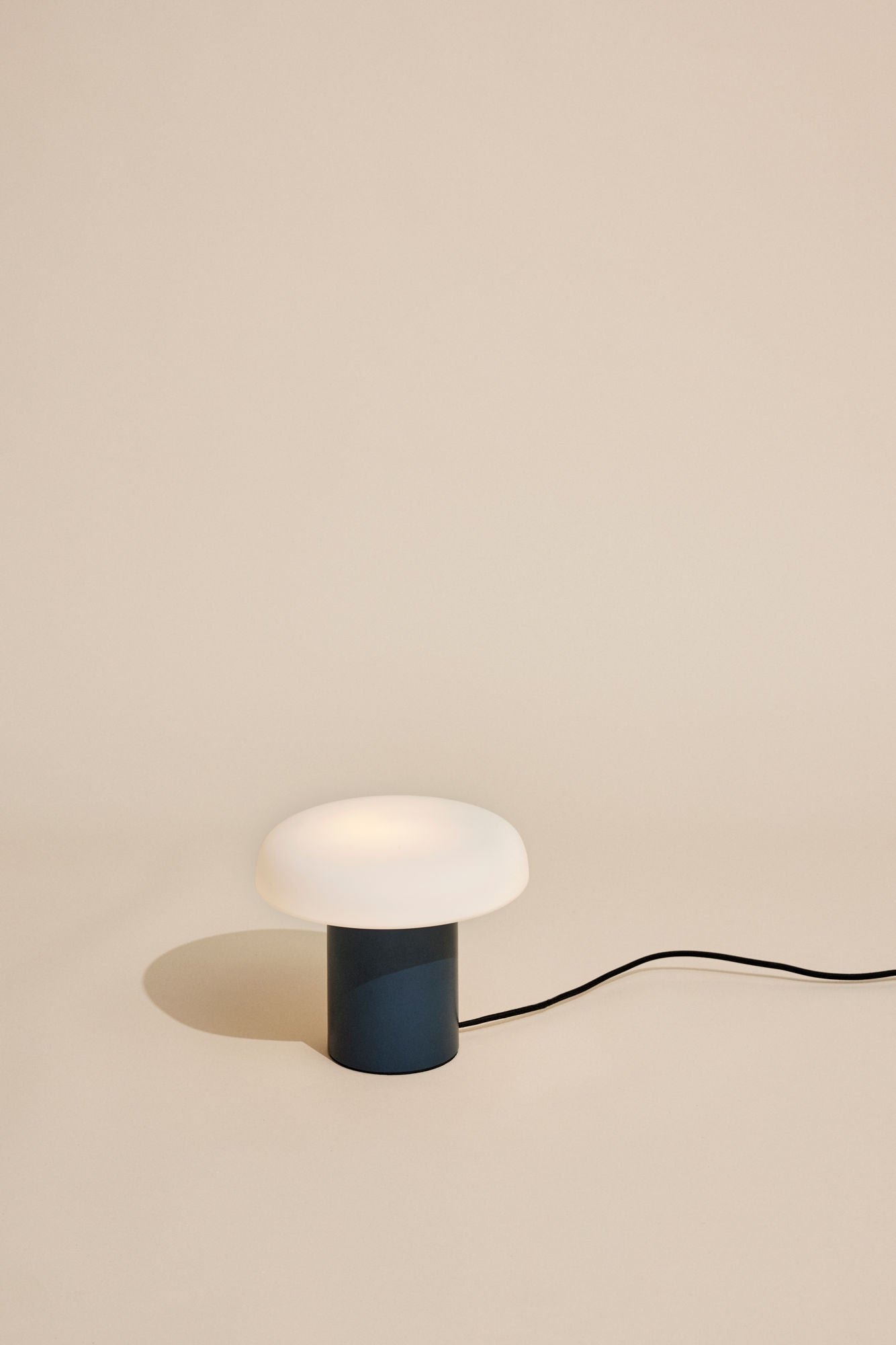 Hübsch Ateliers bordlampe – mørkeblå/hvid
