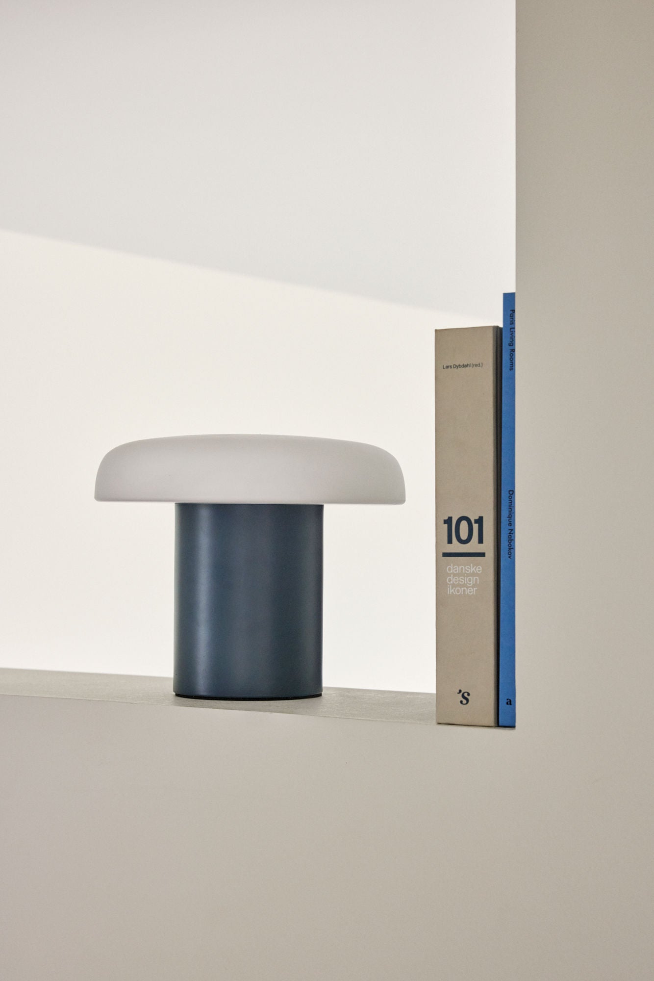 Hübsch Ateliers bordlampe – mørkeblå/hvid